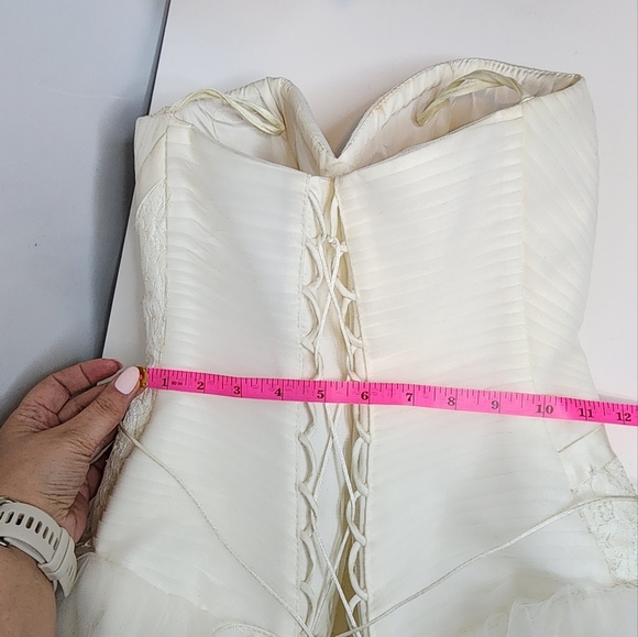 Elegant Ivory Lace/Zipper Multi Layered Wedding Dress - Picture 14 of 16